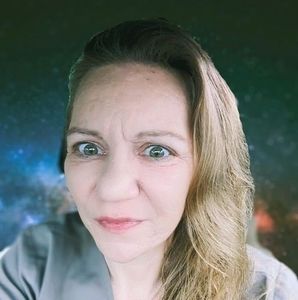 Meet your Posher, Lora